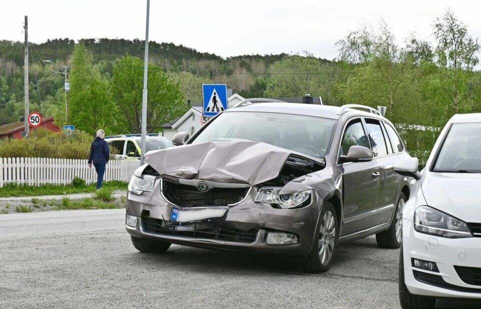 TRAFIKKEN GÅR SOM NORMALT. Begge bilene ble flyttet ut av veibanen kort tid etter kollisjonen. TRAFIKKEN GÅR SOM NORMALT. Begge bilene ble flyttet ut av veibanen kort tid etter kollisjonen. Foto: Lise Ailin Rosvoll Berntzen