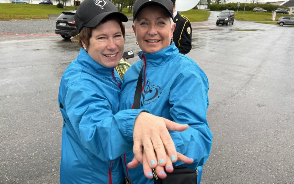 Tonje Liland og Elisabeth Larsen viser fram festivalneglene som selvsagt matcher jakkene til Saltensambandet. Tonje Liland og Elisabeth Larsen viser fram festivalneglene som selvsagt matcher jakkene til Saltensambandet. Foto: Espen Johansen