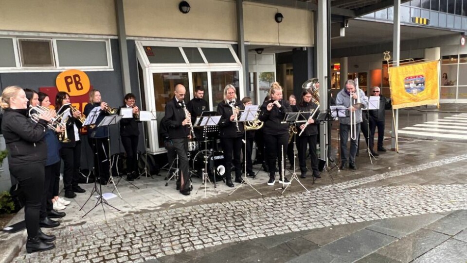 Glomfjord hornmusikkforening hadde konsert på nedre torg, men dessverre i et ganske folktomt sentrum, noe regnet må ta mye av skylda for. Spillegleden var det imidlertid ingenting å si på. Glomfjord hornmusikkforening hadde konsert på nedre torg, men dessverre i et ganske folktomt sentrum, noe regnet må ta mye av skylda for. Spillegleden var det imidlertid ingenting å si på. Foto: Espen Johansen