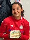 Nadia Ludvigsen Wahome fikk kake av treneren etter sitt første fotballår, og er et bevis på at man ikke nødvendigvis må starte som seks-sju-åring. Foto: Jan-Petter Madsen