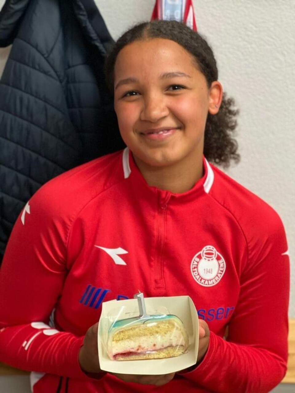 Nadia Ludvigsen Wahome fikk kake av treneren etter sitt første fotballår, og er et bevis på at man ikke nødvendigvis må starte som seks-sju-åring. Nadia Ludvigsen Wahome fikk kake av treneren etter sitt første fotballår, og er et bevis på at man ikke nødvendigvis må starte som seks-sju-åring. Foto: Jan-Petter Madsen