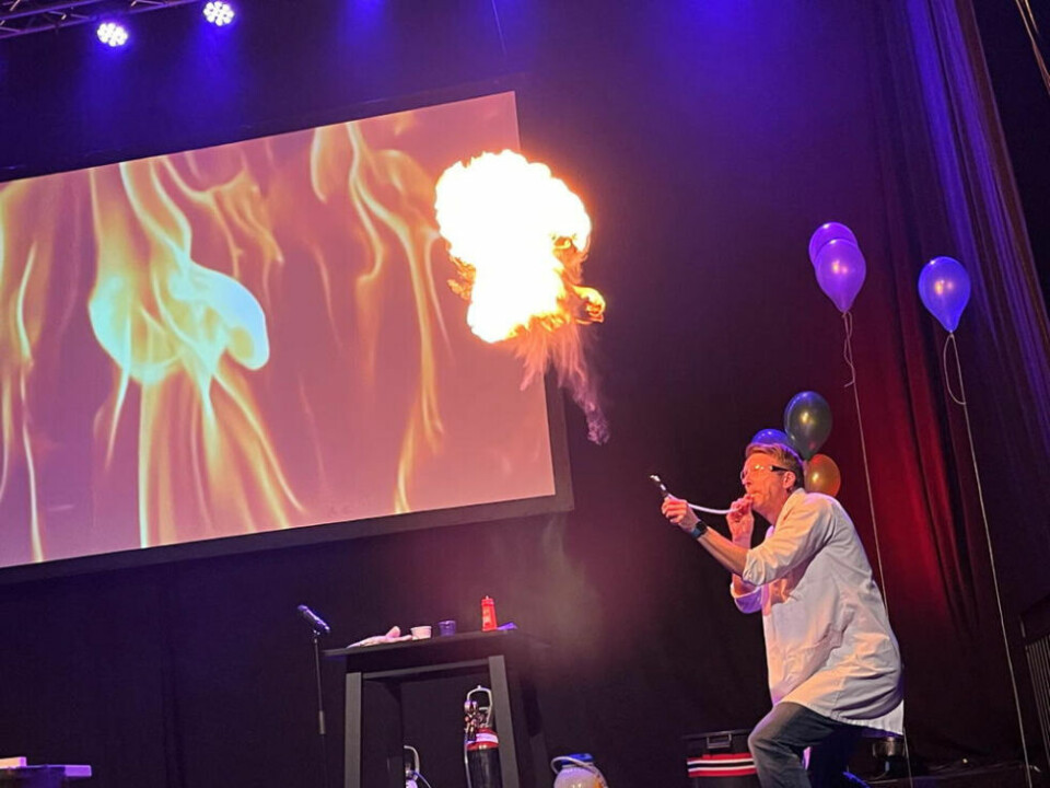 I FYR OG FLAMME. Per Kristian ”PK” Grytdal er kjent for mange barn og unge fra sine TV-opptredener på NRK Super. I helga trollbandt han to fulle hus på Slipen med sitt vitenshow ”Naturfag Rocker”. I FYR OG FLAMME. Per Kristian ”PK” Grytdal er kjent for mange barn og unge fra sine TV-opptredener på NRK Super. I helga trollbandt han to fulle hus på Slipen med sitt vitenshow ”Naturfag Rocker”. Foto: Helge Simonsen