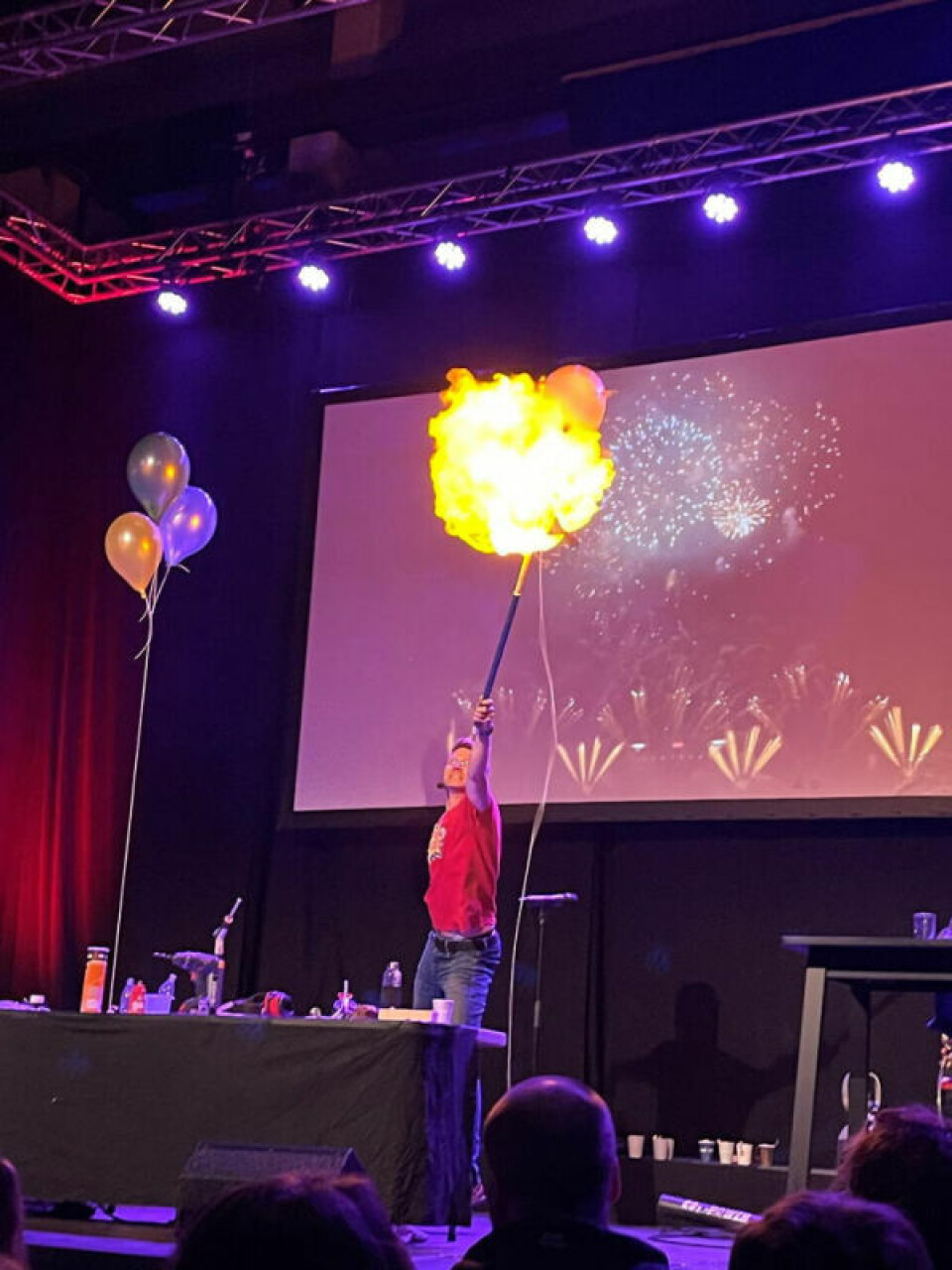 SMELL OG VARME. De spente fjesene i salen fikk kjenne varmen da PK viste hva som skjer når man setter fyr på hydrogengass. SMELL OG VARME. De spente fjesene i salen fikk kjenne varmen da PK viste hva som skjer når man setter fyr på hydrogengass. Foto: Helge Simonsen
