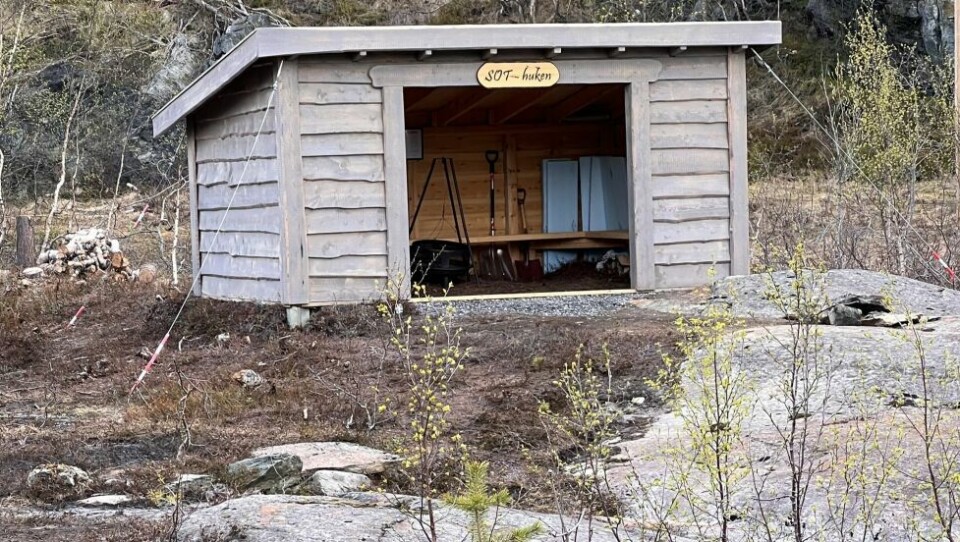 Ved Qualekummen ligger SOT-huken med benker og bålpanne. Ved Qualekummen ligger SOT-huken med benker og bålpanne. Foto: Espen Johansen