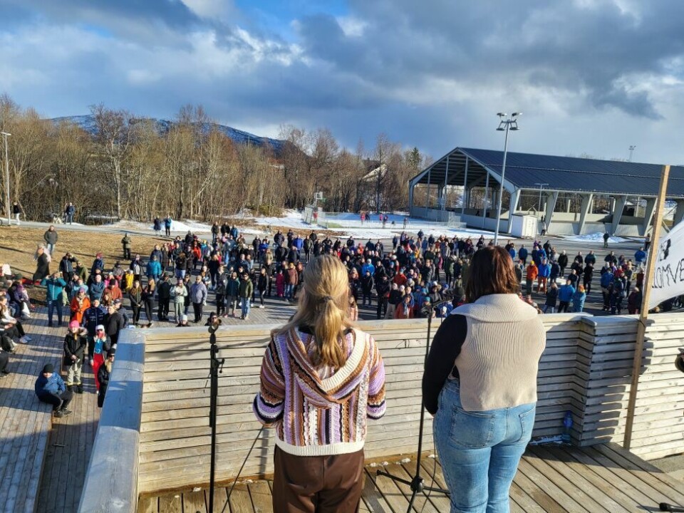 STORT OPPMØTE. Helene Hagerup og Mia Haukland hadde et sterkt budskap foran de mange frammøtte. STORT OPPMØTE. Helene Hagerup og Mia Haukland hadde et sterkt budskap foran de mange frammøtte. Foto: Stig Bjørnar Karlsen
