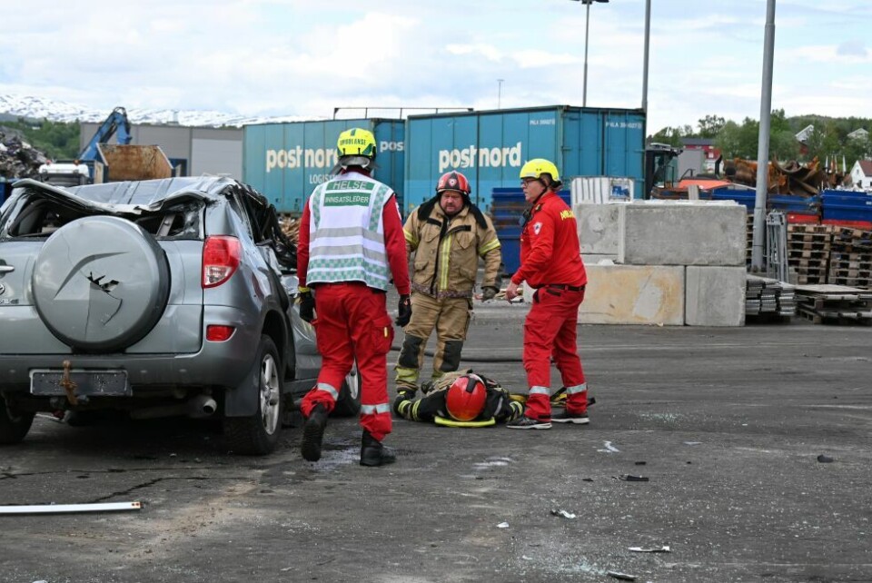 ØvelseRUTINERTE. Nødetatene var på stedet få minutter etter å ha mottatt nødsamtalen. - Det er fint å få trene på samarbeidet oss nødetater imellom, sier ambulansearbeider Geir Tore Eliassen etter øvelsen.