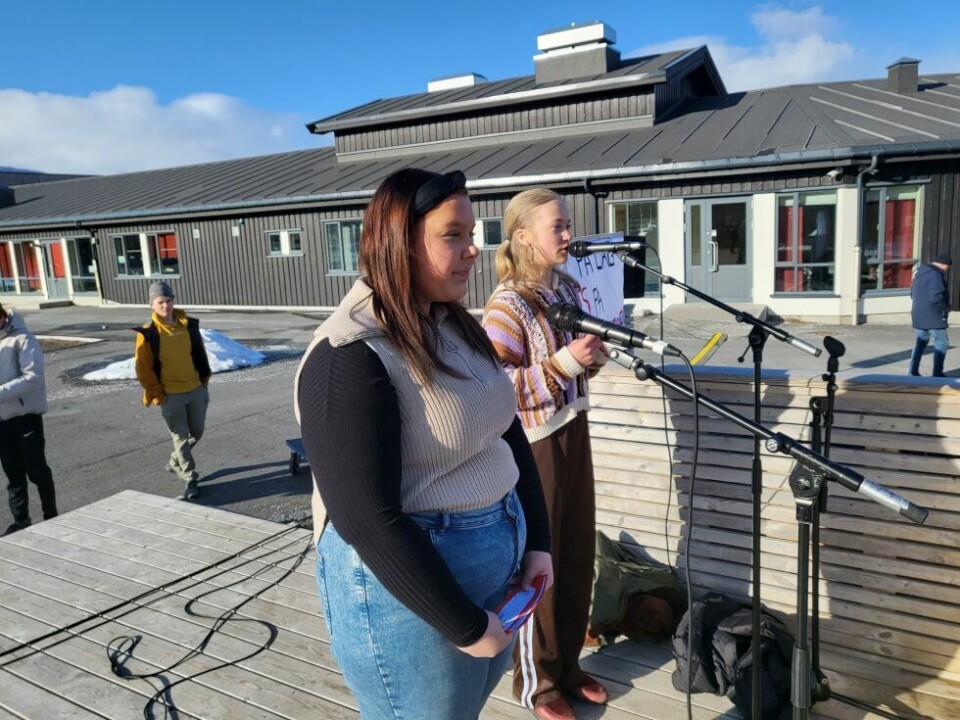 SÅRBAR. Mia Haukland (t.v.) og Helene Hagerup reagerte på at det er den mest sårbare tiden de unge ramme av nedskjæringer. SÅRBAR. Mia Haukland (t.v.) og Helene Hagerup reagerte på at det er den mest sårbare tiden de unge ramme av nedskjæringer. Foto: Stig Bjørnar Karlsen
