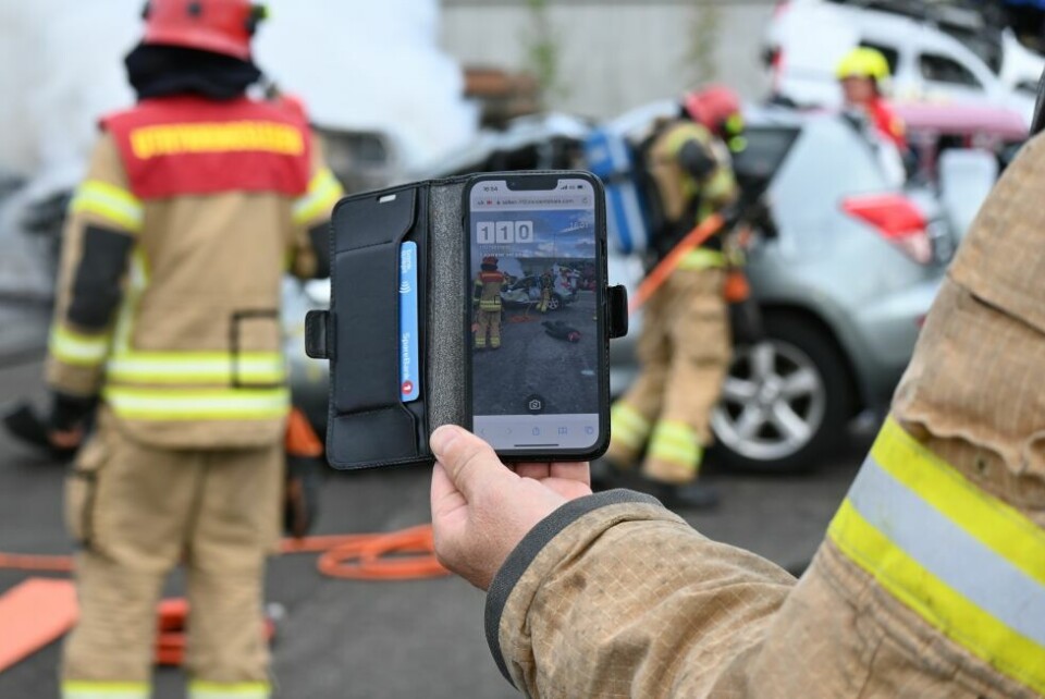 ØvelseLIVREDDENDE APP. Salten Brann anbefaler alle å laste ned appen 'Hjelp 113'. - Når du bruker denne appen til å ringe en av nødetatene, blir det automatisk sendt posisjons koordinater på der du befinner deg, over til sentralen. Dette gjør det lettere for ambulanse og legehelikopter å raskere lokalisere hvor du befinner deg, noe som kan spare livsviktig tid i en nødsituasjon. Du kan også bruke videosamtale, slik at legevakt eller nødsentralen får bedre overblikk over situasjonen, og kan bistå med riktig livsviktig hjelp via telefon, forklarer Bent Sollund i Salten Brann.