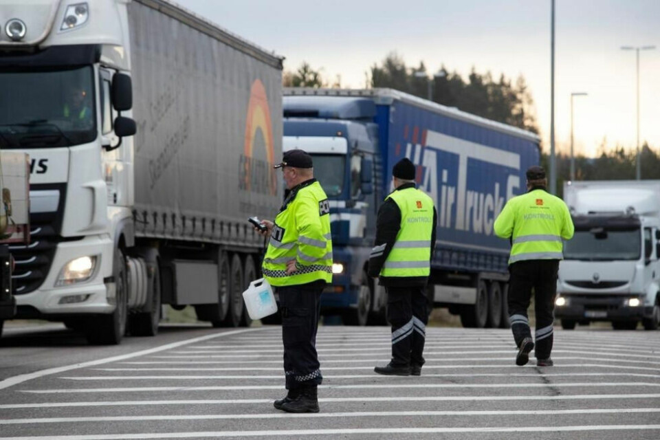 I forbindelse med en kontroll på Tverlandet, måtte politiet på Fauske stoppe tre vogntog. Bildet er hentet fra en annen kontroll-situasjon. I forbindelse med en kontroll på Tverlandet, måtte politiet på Fauske stoppe tre vogntog. Bildet er hentet fra en annen kontroll-situasjon. Foto: Illustrasjonsfoto: Statens vegvesen