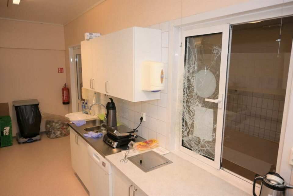 HÆRVERK. Et vindu ble knust i forbindelse med det uønskede besøket i Fauskebadet. HÆRVERK. Et vindu ble knust i forbindelse med det uønskede besøket i Fauskebadet. Foto: Kenneth Strømsvåg