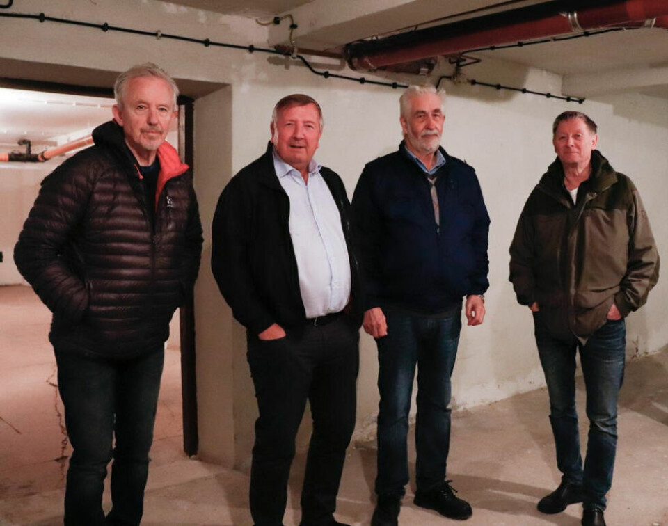 OMVISNING. Knut Bertheussen (t.h.) viste alle skuelystne rundt på Arsenalet. Fra venstre Steinar Skogstad og Stig Homstrøm. OMVISNING. Knut Bertheussen (t.h.) viste alle skuelystne rundt på Arsenalet. Fra venstre Steinar Skogstad og Stig Homstrøm. Foto: Foto: Anita Sjåvik