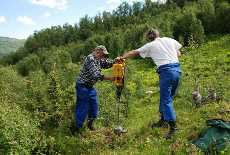 BORER. Geologer fra NGU foretar boreprøver i misværdalen på jakt etter apatitt.RISIKO. Det er høy forsynings-risiko for fosfat fra Russland, sier Henrik Schiellerup i NGU.APATITT. Slik ser Apatitt ut, som benyttes i fosfatgjødsel. Mangel på fosfatgjødsel fører til krise i landbruket. BORER. Geologer fra NGU foretar boreprøver i misværdalen på jakt etter apatitt.