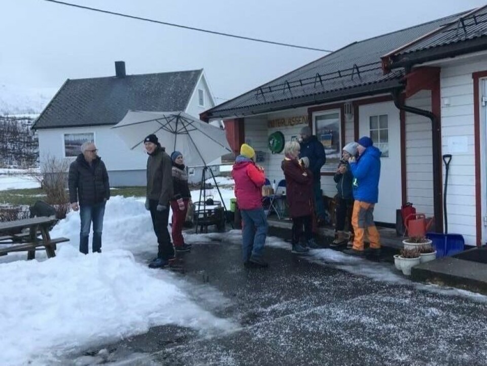 DELVIS INNE. Lørdagens aktiviteter på Strøksnes friluftsfestival ble flyttet til Møteplassen ved butikken. Begge foto: Oddbjørg OddenKORTREIST GRILLMAT. Hege Ruud fra Heges Matopplevelser stekte pølser og var en av de bedriftene som bidro til overskuddet. DELVIS INNE. Lørdagens aktiviteter på Strøksnes friluftsfestival ble flyttet til Møteplassen ved butikken. Begge foto: Oddbjørg Odden