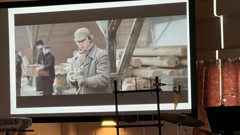 SNIKTITT. Tom Vidar Karlsen hadde med seg noen klipp fra filmen ”Sulis” som ble vist på storskjerm torsdag, og det var ingen tvil om at det falt i smak. SNIKTITT. Tom Vidar Karlsen hadde med seg noen klipp fra filmen ”Sulis” som ble vist på storskjerm torsdag, og det var ingen tvil om at det falt i smak. Foto: Foto: Espen Johansen