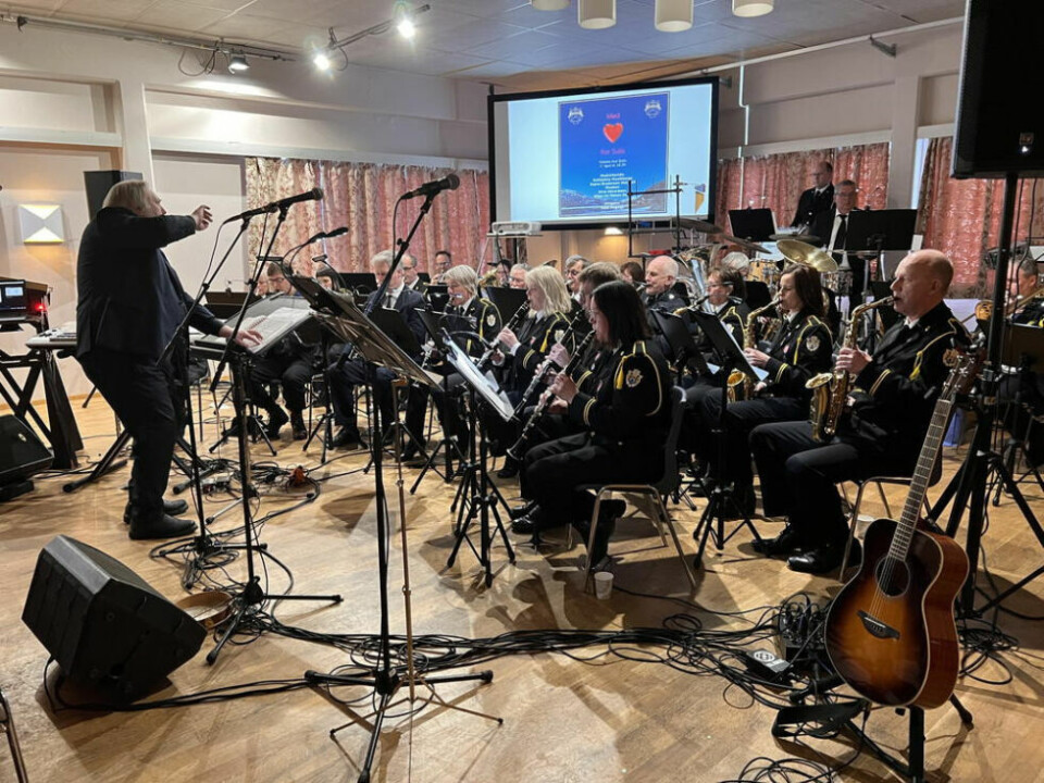 SPILLESUGNE. Sulitjelma musikkorps med dirigent Ketil Hugaas spilte både Internasjonalen og en rekke andre låter og fikk publikum med på allsanger et par ganger. SPILLESUGNE. Sulitjelma musikkorps med dirigent Ketil Hugaas spilte både Internasjonalen og en rekke andre låter og fikk publikum med på allsanger et par ganger. Foto: Espen Johansen