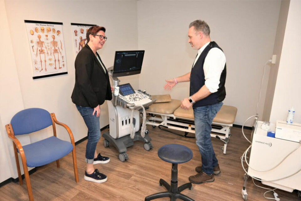 RUNDTUR. Willem Klip inviterte senterleder Ann Mari Zahl på omvisning i den nye klinikken mandag. Hun likte det hun så, og synes det er fint å ha utvidet senterets totale tilbud. RUNDTUR. Willem Klip inviterte senterleder Ann Mari Zahl på omvisning i den nye klinikken mandag. Hun likte det hun så, og synes det er fint å ha utvidet senterets totale tilbud. Foto: Kenneth Strømsvåg