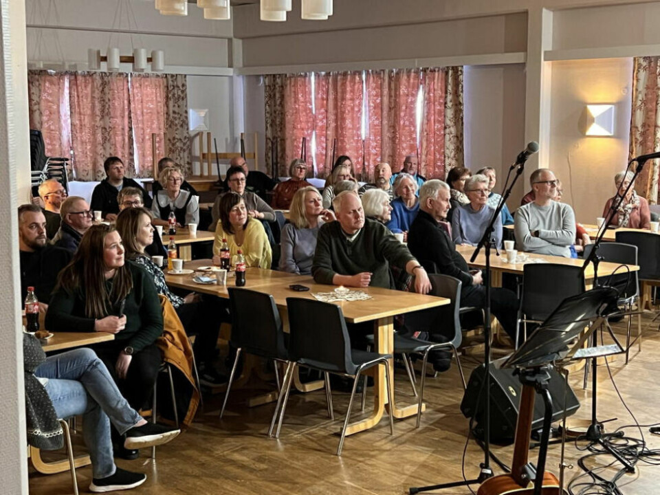 FULLT HUS. Det var godt oppmøte på ”Med hjerte for Sulis” på Folkets hus i Sulitejlma på torsdagskvelden. FULLT HUS. Det var godt oppmøte på ”Med hjerte for Sulis” på Folkets hus i Sulitejlma på torsdagskvelden. Foto: Espen Johansen