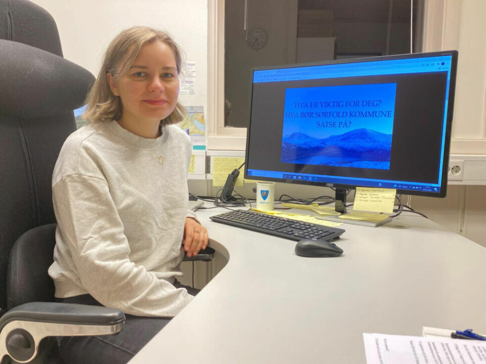 LAGER RAPPORT. Paulina Zvezdova er trainee i Sørfold kommune og jobber spesielt med samfunnsplanen. Nå har hun fått resultatene fra spørreundersøkelsen. LAGER RAPPORT. Paulina Zvezdova er trainee i Sørfold kommune og jobber spesielt med samfunnsplanen. Nå har hun fått resultatene fra spørreundersøkelsen. Foto: Eva S. Winther