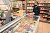 MATREDDERN. Mange butikker har gode tilbud på varer som nærmer seg utløpsdato. Her er det Mona Rakvaag som fyller opp med pizzabunner til gladpris hos COOP Mega på Fauske. Foto: Kenneth Strømsvåg