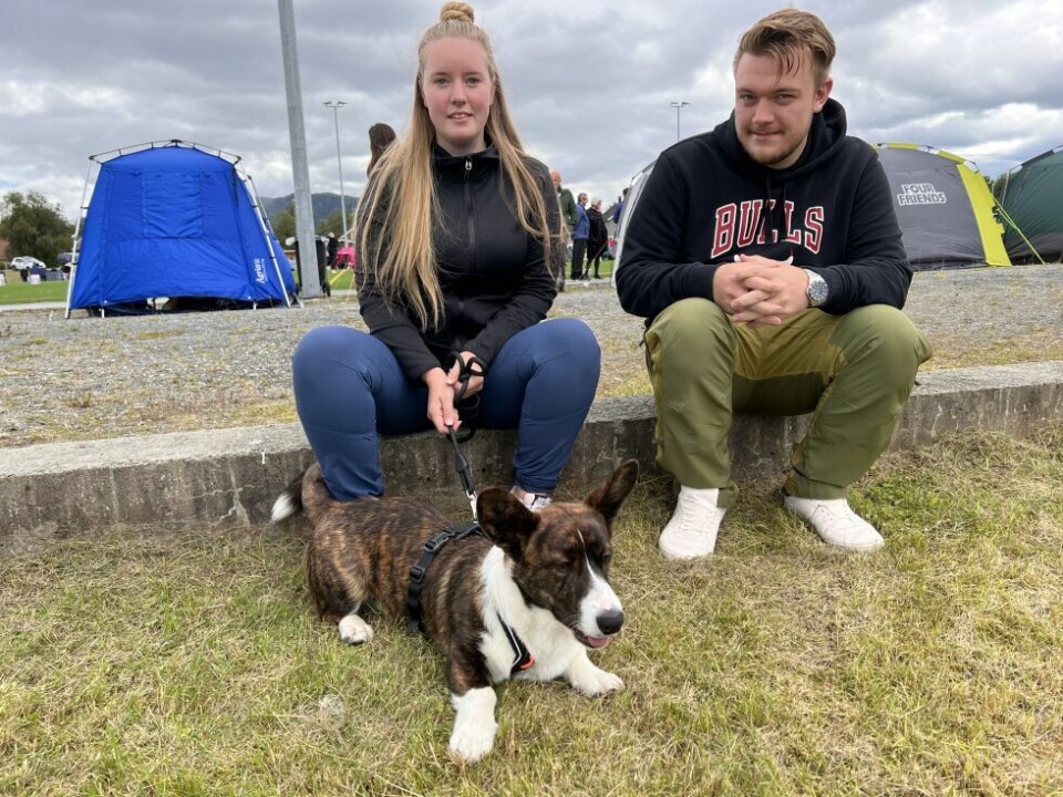 HundeutstillingKen Steffen Johansen og Ramona Nikolaisen hadde med seg Kelvin, en sju måneder gammel corgi cardigan. Neste år er han kanskje med på utstillingen, men lørdag var han bare der for å sjekket det ut.