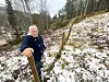 BETENKT. Tore Edvardsen synes det er uforståelig at kommunen mener han har driveplikt på det han selv sier er høyst 1,5 dekar bestående av gresstuer. Foto: Kenneth Strømsvåg