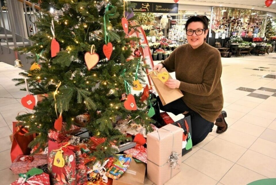 BIDRO. Amfi Fauske og Ann Mari Zahl bidro med lokaler og plass til ønsketreet til Juleglede i Fauske i fjor. BIDRO. Amfi Fauske og Ann Mari Zahl bidro med lokaler og plass til ønsketreet til Juleglede i Fauske i fjor. Foto: Kenneth Strømsvåg