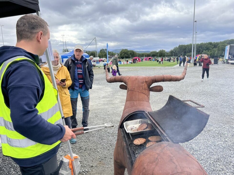 HundeutstillingOrlando Fauske stilte med grill, slik at det kunne serveres grillmat på utstillingsområdet.