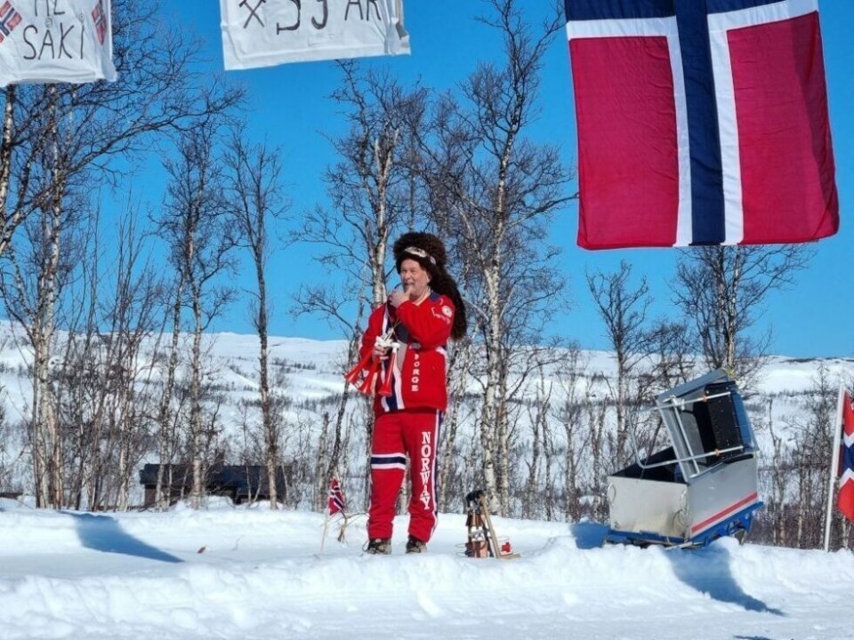 Såki 2022Bjørn Knoph har reist mye på skirenn og likt folkelivet. - Dette må prøves i Sulis, tenkte han og nå har de hatt fast opplegg i flere år. De har fanklubb for Anette Bøe og egen saftstasjon til henne - med 'Gammel Dansk'.
