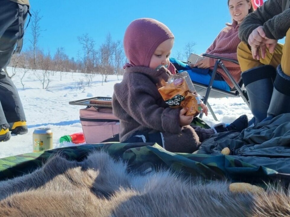 Såki 2022Det er viktig å kose seg når man er på skirenn. Det gjorde Isabell på 11 måneder
