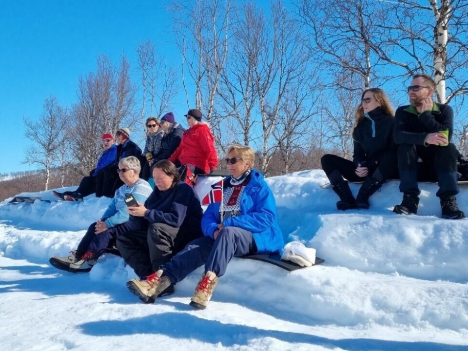 Såki 2022Astrid Nymo, Wenche Johansen og Anne-Margrethe Johansen hadde funnet seg plass på tribuna. - Det er viktig å støtte opplegget til familien Knoph, sier de som har hatt fast plass i fire Kobberløp.