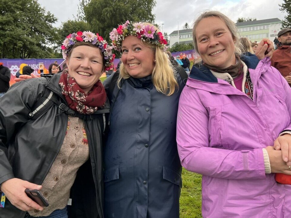 Gata-fredagenPÅ PLASS. Gata-stemningen steg raskt utover fredagen og folk smilte og koste seg, litt regn til tross.