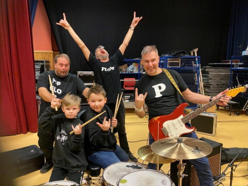 KULE TYPER. Selmer Øwre (7) og Viktor Fagerbakk (11) begynte i korpset sist høst, og syntes det var kult å spille trommer på rockekonserten. Her er de sammen med bandet Plopp som består av fra venstre Knut Lothe, Håkon Kvidal og Henning Waaler Kemp. Alle foto: Eva S. WintherPÅ TURNÉ. Det Oslo-baserte bandet er på turné i Nord-Norge for tiden, og etter konserten dro de videre til Steigen.HOPPENDE BRA. Søsknene Kaja (6), Krisander (7) og Lukas Osbakk (4) hoppet og danset på rockekonserten med korpset og Plopp. KULE TYPER. Selmer Øwre (7) og Viktor Fagerbakk (11) begynte i korpset sist høst, og syntes det var kult å spille trommer på rockekonserten. Her er de sammen med bandet Plopp som består av fra venstre Knut Lothe, Håkon Kvidal og Henning Waaler Kemp. Alle foto: Eva S. Winther