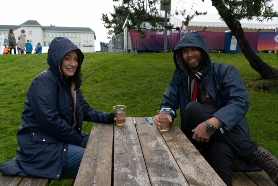 Gata-fredagenSTEMNING. Hanne Hamsund (33) ig Bjørn Olav Pettersen (38) har kledd seg etter forholdene.