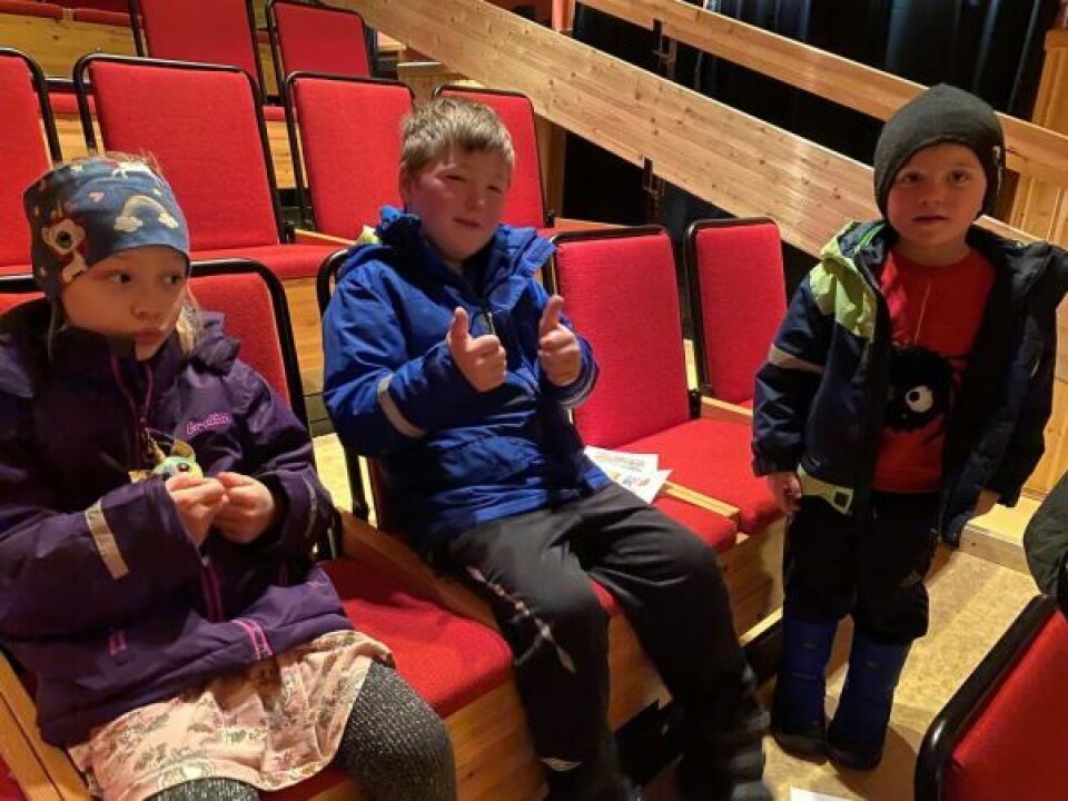 HOPPENDE BRA. Søsknene Kaja (6), Krisander (7) og Lukas Osbakk (4) hoppet og danset på rockekonserten med korpset og Plopp. HOPPENDE BRA. Søsknene Kaja (6), Krisander (7) og Lukas Osbakk (4) hoppet og danset på rockekonserten med korpset og Plopp. Foto: Eva S. Winther