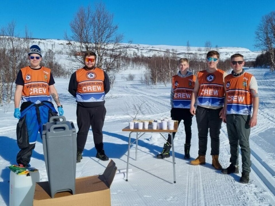 Såki 2022SAFTSTASJON. Tarjei Sivertsen, Joakim Skille, David Jenssen, Stian Henriksen og Lornts Blomli sørget for drikke til løperne.