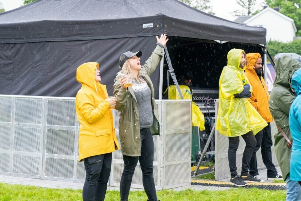Gata-fredagenGOD STEMNING. Det er flere som har kommet for å se de første bandene.