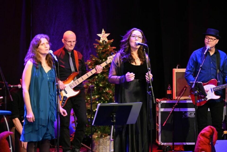 SATTE STEMNINGA. Highway Girls serverte jul i mengder i kinosalen på Fauske lørdag kveld. Her ser du Veronica Esaiassen, Reidar Waage og Monica Dreyer i full vigør. Til høyre står Geir Dreyer. SATTE STEMNINGA. Highway Girls serverte jul i mengder i kinosalen på Fauske lørdag kveld. Her ser du Veronica Esaiassen, Reidar Waage og Monica Dreyer i full vigør. Til høyre står Geir Dreyer. Foto: Kenneth Strømsvåg
