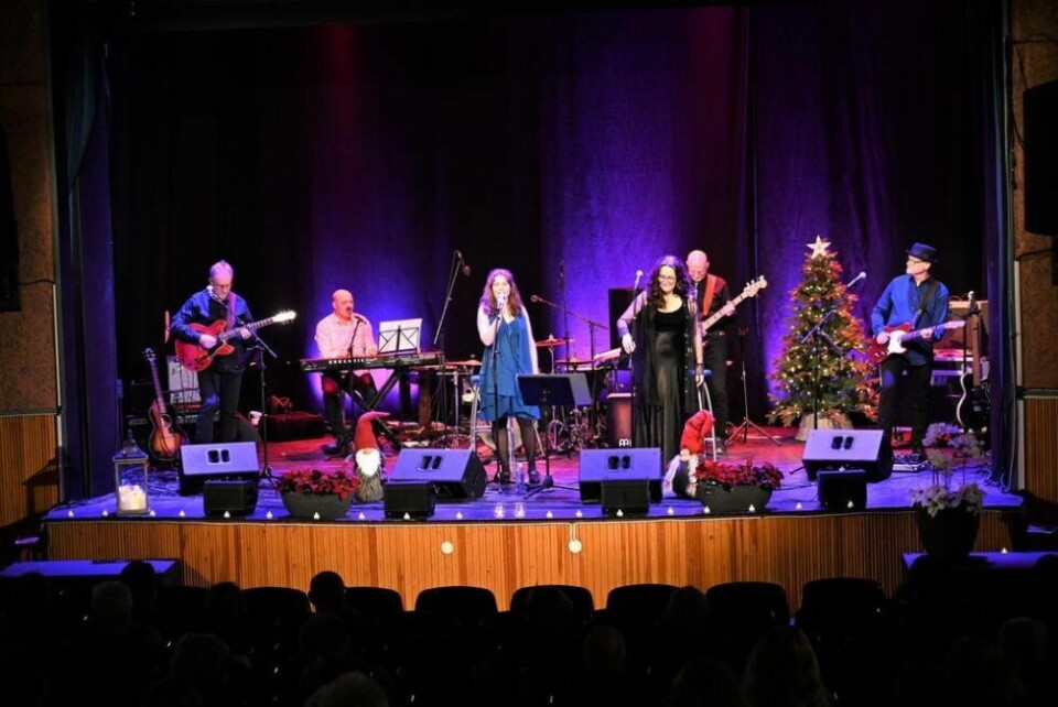FULLT LAG. Veronica Esaiassen og Monica Dreyer i front på scenen. Med seg hadde de musikerne Lars Henrik Johansen, Ivan Danielsen, Trond Tømmerberg, Reidar Waage og Ger Dreyer. FULLT LAG. Veronica Esaiassen og Monica Dreyer i front på scenen. Med seg hadde de musikerne Lars Henrik Johansen, Ivan Danielsen, Trond Tømmerberg, Reidar Waage og Ger Dreyer. Foto: Kenneth Strømsvåg