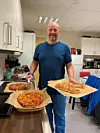 STEKTE PIZZA. Jørn Remlo jobber 20 prosent som ungdomsarbeider tilknyttet Straumen ungdomsklubb. Denne uken sørget han for gratis pizza til ungdommene.