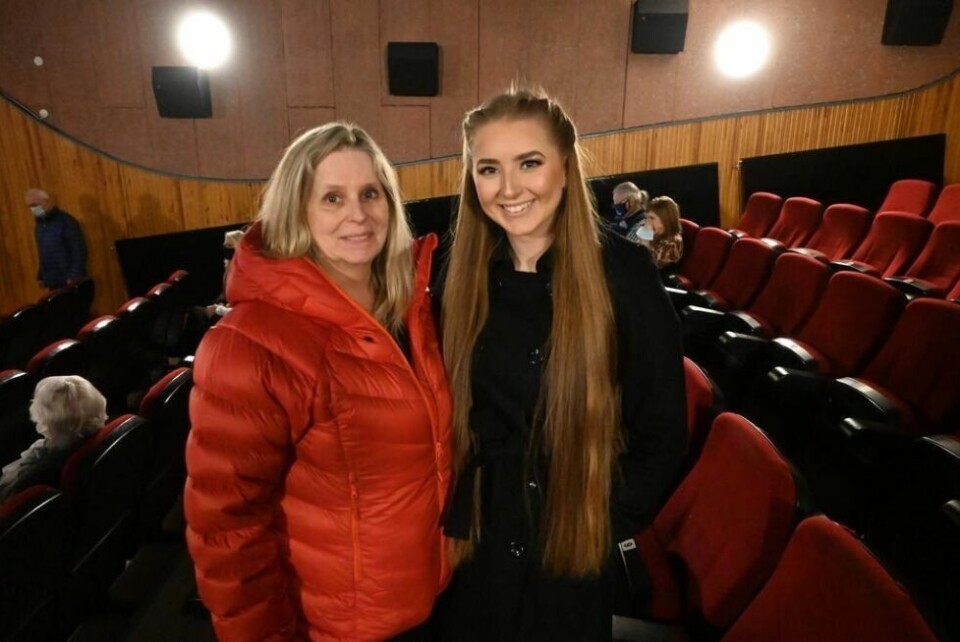 MOR OG DATTER PÅ VIFT. Mary Engan (59) tok med seg datteren Frid-Marie (22) på konsert. Yngste Engan stilte i - og vant soleklart - klassen ”lengste hår”. MOR OG DATTER PÅ VIFT. Mary Engan (59) tok med seg datteren Frid-Marie (22) på konsert. Yngste Engan stilte i - og vant soleklart - klassen ”lengste hår”. Foto: Kenneth Strømsvåg