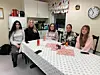 STYRER KLUBBEN. Klubbstyret består av fra venstre Tia Jemmo (14), Matilde Erica Pernilla Hansen (14), leder Jenny Thuv (15), Emma Randine Hansen (15) og Alva Åsbakk (15). De skal planlegge en spesiell klubbaktivitet en gang i måneden.