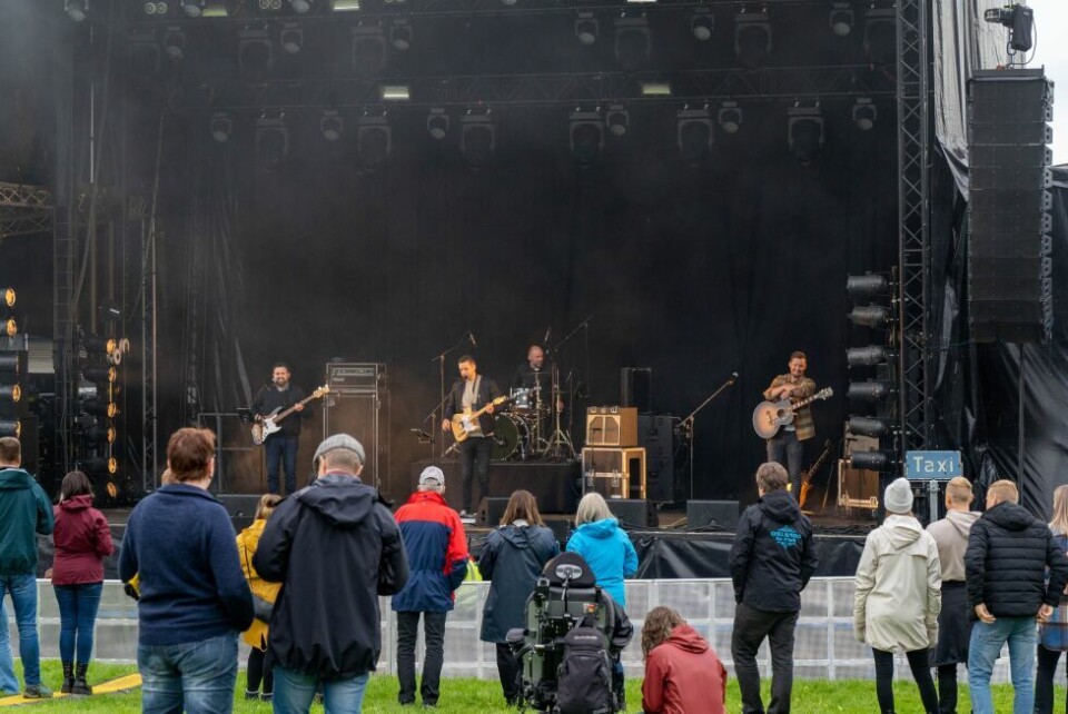 Gata-fredagenGOD STEMNING. Det er flere som har kommet for å se de første bandene.
