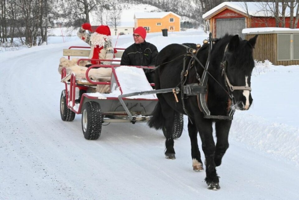 POPULÆRT GJENSYN. Fjøsnissen flyttet inn på låven til Medås gårdsbarnehage onsdag. En stor gjeng med frydefulle unger og voksne ga fjøsnissen og kusk Jostein Hunstad en varm og hjertelig velkomst. POPULÆRT GJENSYN. Fjøsnissen flyttet inn på låven til Medås gårdsbarnehage onsdag. En stor gjeng med frydefulle unger og voksne ga fjøsnissen og kusk Jostein Hunstad en varm og hjertelig velkomst. Foto: Kenneth Strømsvåg