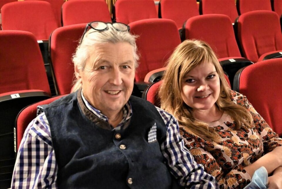 TIDLIG UTE. Leif Lindstrøm og Gunnvor Bråten tok turen fra Valnesfjord for å få med seg Highway Girls lørdag. En liten halvtime før konsertstart var de to vel installert på sine plasser. TIDLIG UTE. Leif Lindstrøm og Gunnvor Bråten tok turen fra Valnesfjord for å få med seg Highway Girls lørdag. En liten halvtime før konsertstart var de to vel installert på sine plasser. Foto: Kenneth Strømsvåg