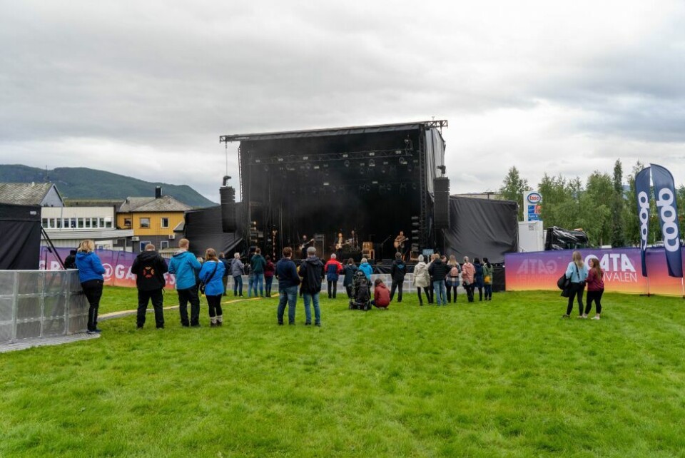 Gata-fredagenGOD STEMNING. Det er flere som har kommet for å se de første bandene.