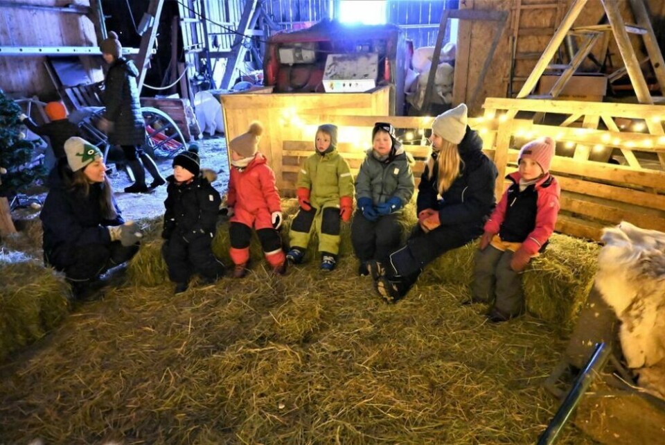 NISSEPRAT. Barnehage-ungene fikk seg en nisseprat på låven, etter at fjøsnissen kvitterte ut for å slappe av litt. Her ser du Susanne Bjur og kollega Vilde Johansen sammen med Cassander Engan, Eline Mathisen, Viljar Nordahl Abelsen, Levin Moen Ellingsen og Minea Pedersen. NISSEPRAT. Barnehage-ungene fikk seg en nisseprat på låven, etter at fjøsnissen kvitterte ut for å slappe av litt. Her ser du Susanne Bjur og kollega Vilde Johansen sammen med Cassander Engan, Eline Mathisen, Viljar Nordahl Abelsen, Levin Moen Ellingsen og Minea Pedersen. Foto: Kenneth Strømsvåg