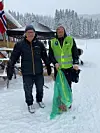 HJALP TIL. Kjartan Strand (t.v.) og Edgar Pettersen var også på dugnad for IL Siso under Sisorennet, henholdsvis som løypevakt og på drikkestasjon.