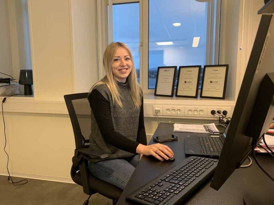 TRIVES. Katarina Steigen har etter ti år flyttet hjem til Sulitjelma og til ny jobb på Fauske. Hun stortrives som rådgiver i Bedriftsakademiet som har lokaler i Amfi. TRIVES. Katarina Steigen har etter ti år flyttet hjem til Sulitjelma og til ny jobb på Fauske. Hun stortrives som rådgiver i Bedriftsakademiet som har lokaler i Amfi. Foto: Espen Johansen