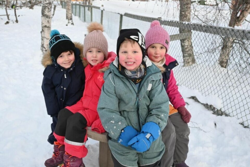 UNDRINGSTID. Ungene i Medås gårdsbarnehage gleder seg til å finne ut av rampestrekene til fjøsnissen. Her ser du Levin Moen Ellingsen (5), Minea Pedersen (5), Cassander Engan (5) og Eline Mathisen (4). UNDRINGSTID. Ungene i Medås gårdsbarnehage gleder seg til å finne ut av rampestrekene til fjøsnissen. Her ser du Levin Moen Ellingsen (5), Minea Pedersen (5), Cassander Engan (5) og Eline Mathisen (4). Foto: Kenneth Strømsvåg