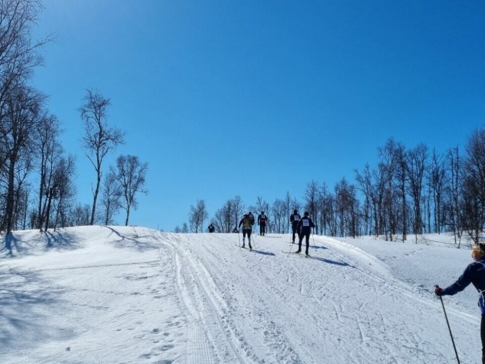 Såki 2022Her er blant andre Anette Bøe på vei opp bakken. Hun tok seg tid til å gi komplimenter til hunder ved løypa.